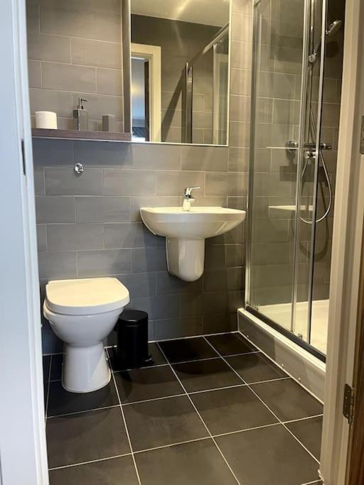 Lovely 2-Bedroom Condo With Balcony Manchester Luaran gambar
