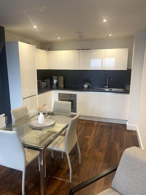 Lovely 2-Bedroom Condo With Balcony Manchester Luaran gambar