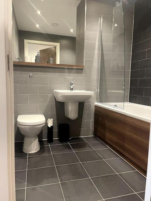 Lovely 2-Bedroom Condo With Balcony Manchester Luaran gambar